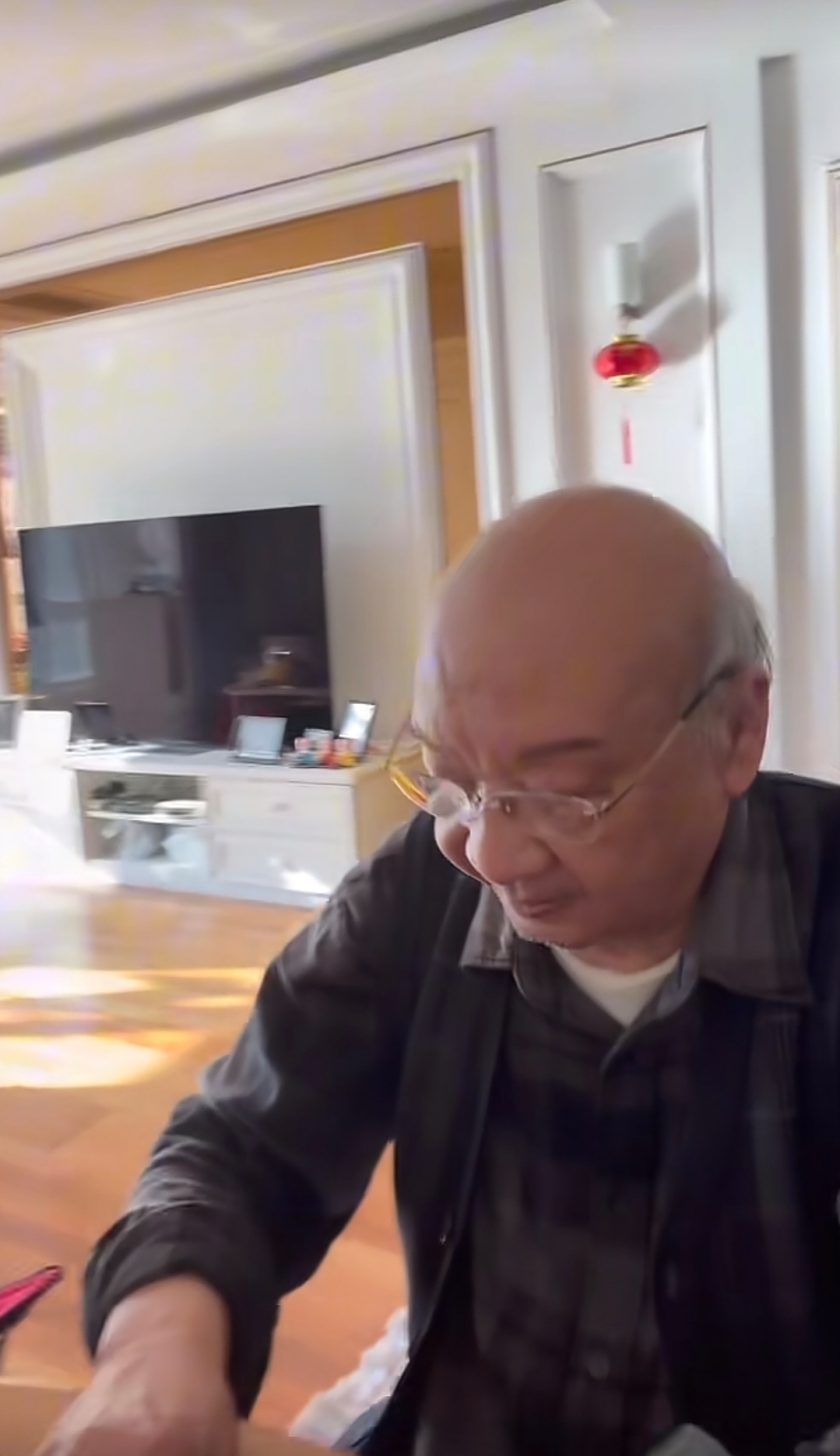 青翼蝠王韦一笑扮演者刘长生元旦尽享天伦之乐，小儿子迎三胎