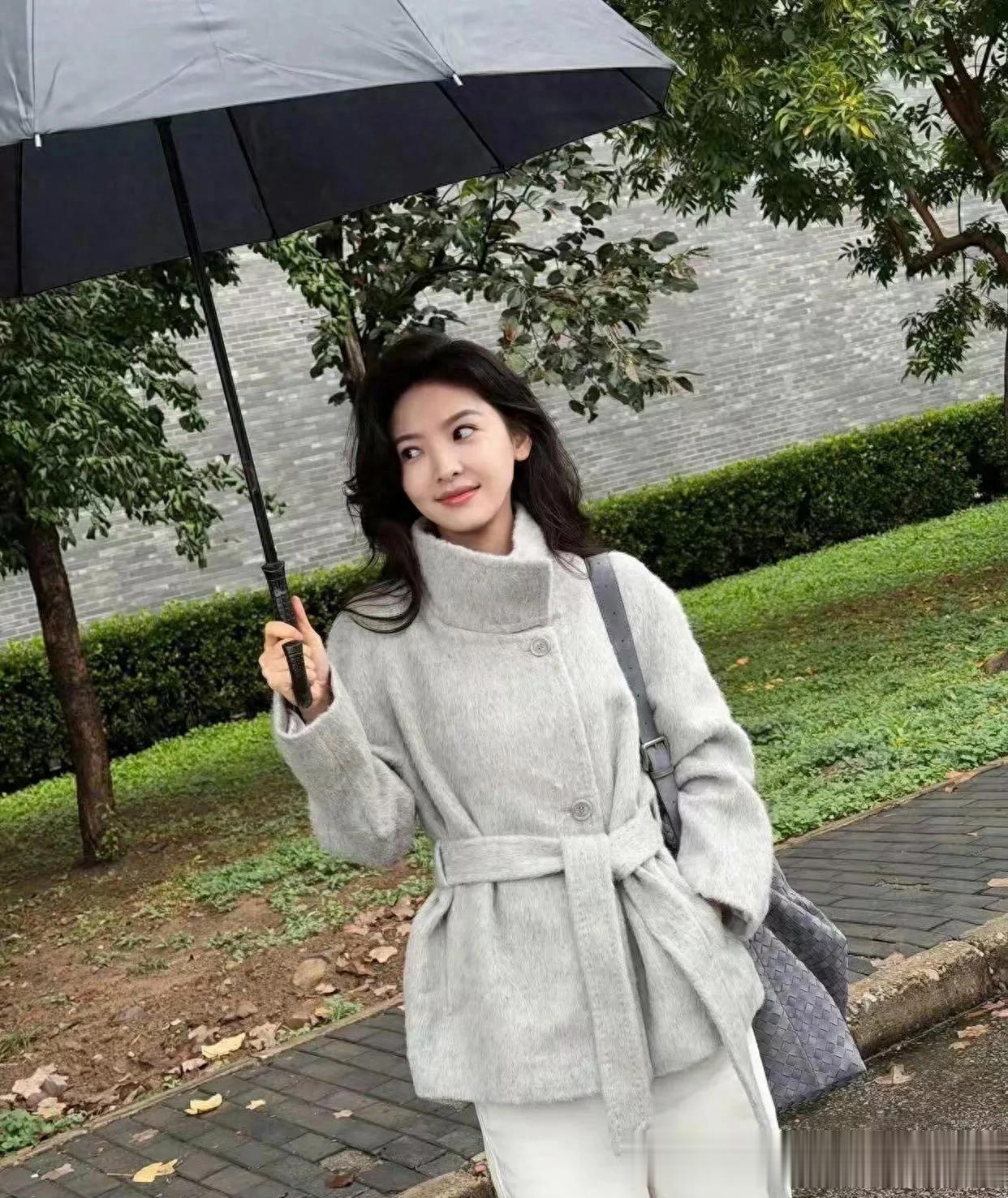 章若楠私服穿搭真简约！灰色立领短大衣+白色直筒裤，高级又大气