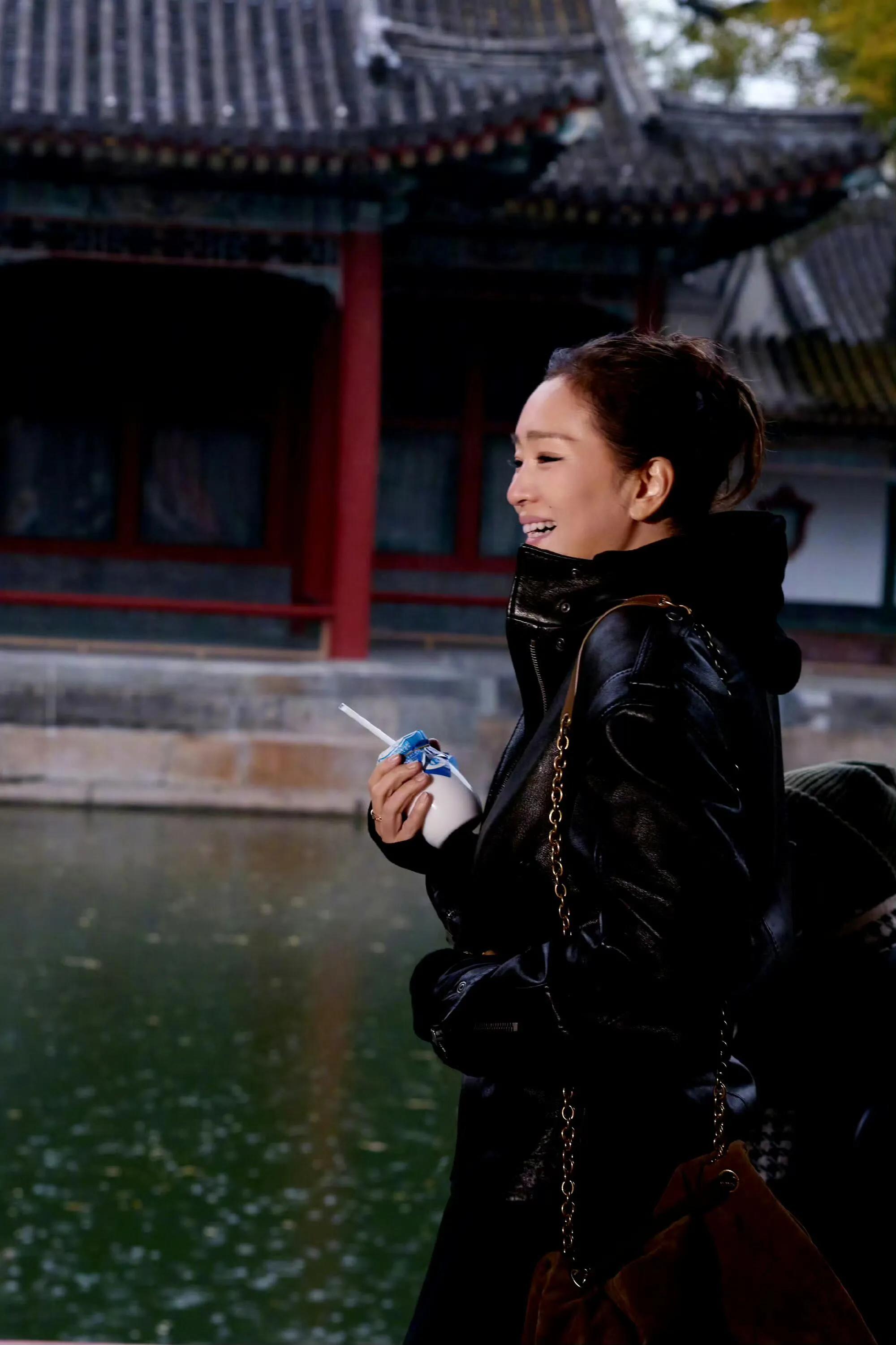 这一夜,巩俐头发白了,朱珠和卡地亚高层跳舞,郭晶晶盘发贵气