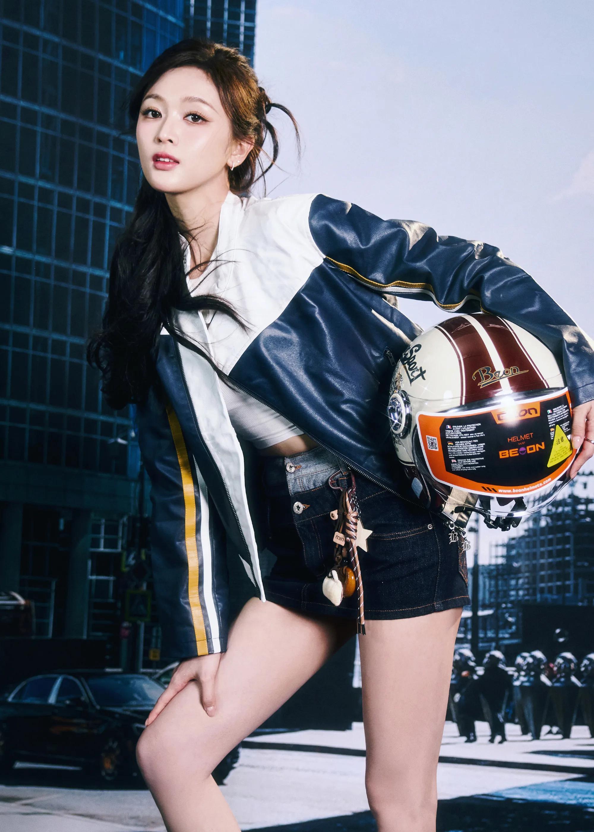 吴宣仪机车风皮衣,又酷又帅