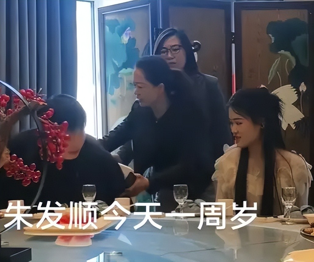 不装了!和朱小伟离婚4年,耗尽人气回心转意的陈亚男,原形毕露