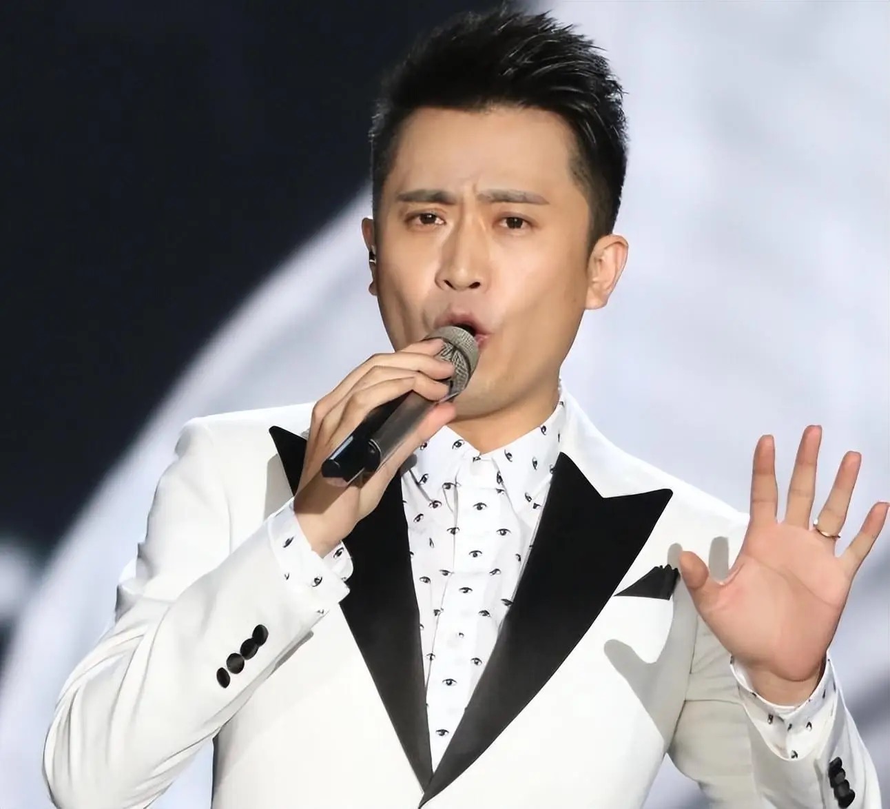 摊事了！央视主持人海外游，带妻女高调炫耀海外生活，被网友骂惨