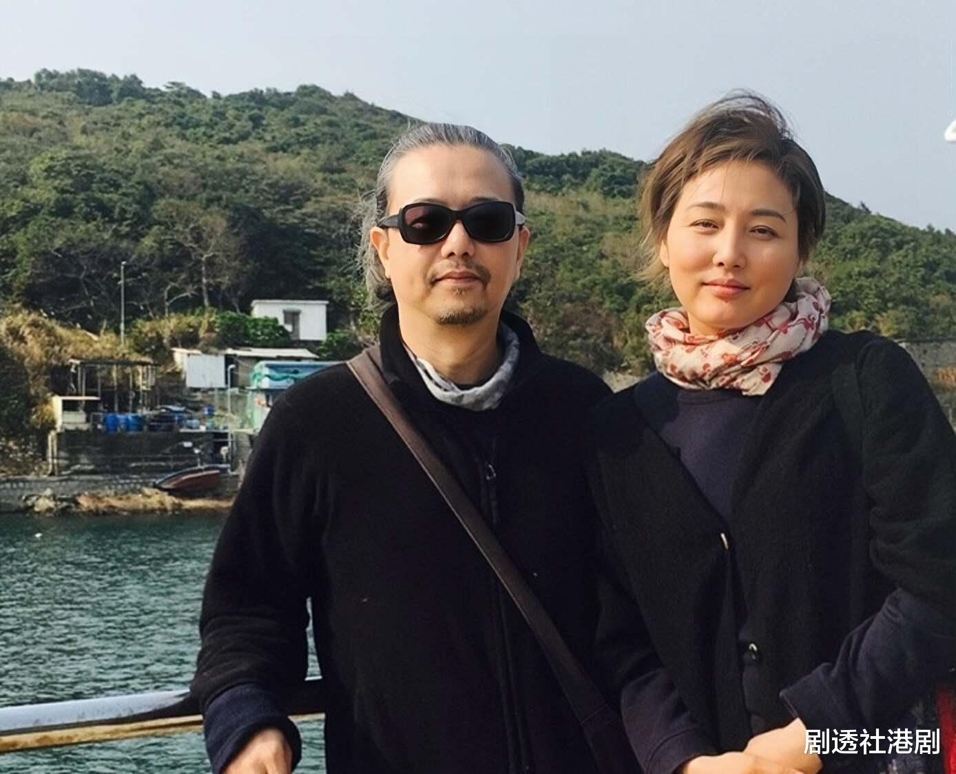 香港知名男星满头白发不修边幅,看上去老了十岁,网友直呼不敢认