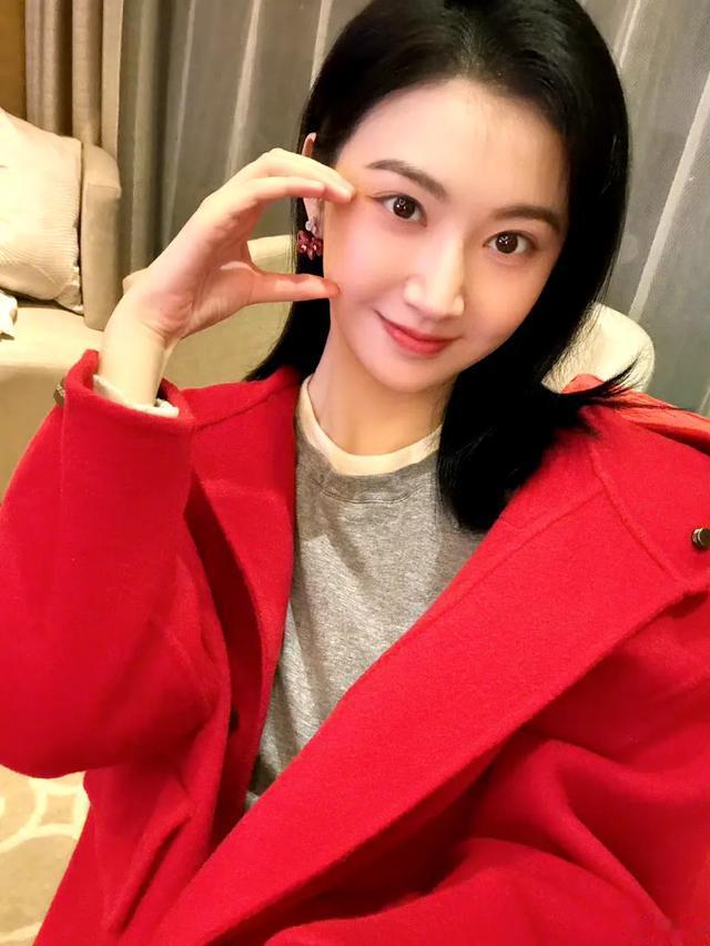 景甜笑的甜美，这感觉就像一个邻家大女孩！