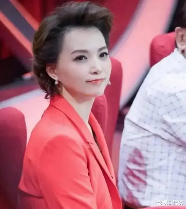 董卿带儿子看网球比赛，她穿旧衣服，状态很好，胳膊上肉肉的胖了