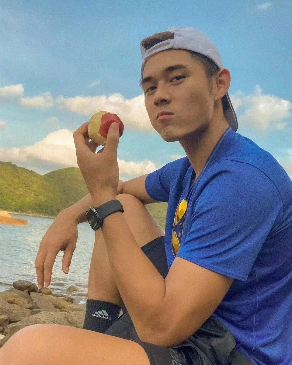 TVB绿叶男星自曝做搬运工赚外快，拍视频卖惨，不慎曝光复式大宅