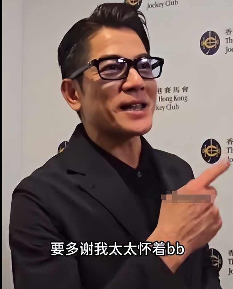 方媛孕晚期和闺蜜逛街！肚大如萝依旧很灵活，女明星帮提包排面足