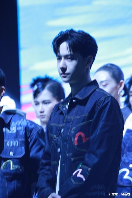 王一博素颜暴击内娱:赛车场上的「战损美学」如何撕碎流量假面