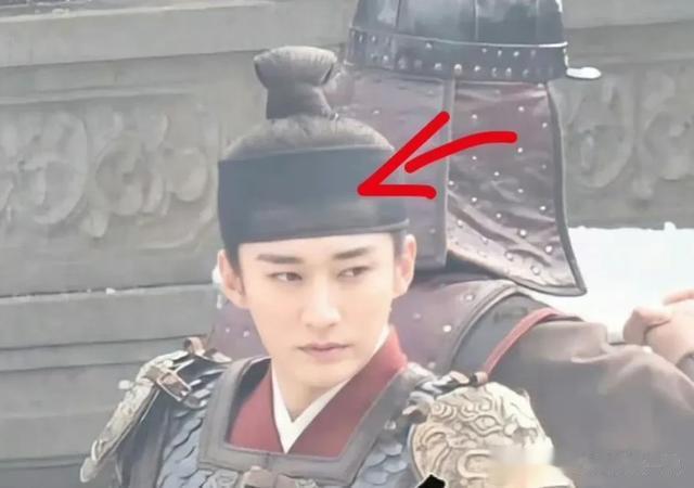 新剧路透刘学义遇上王鹤棣,一个头大脖子粗一个少年十足,没眼看