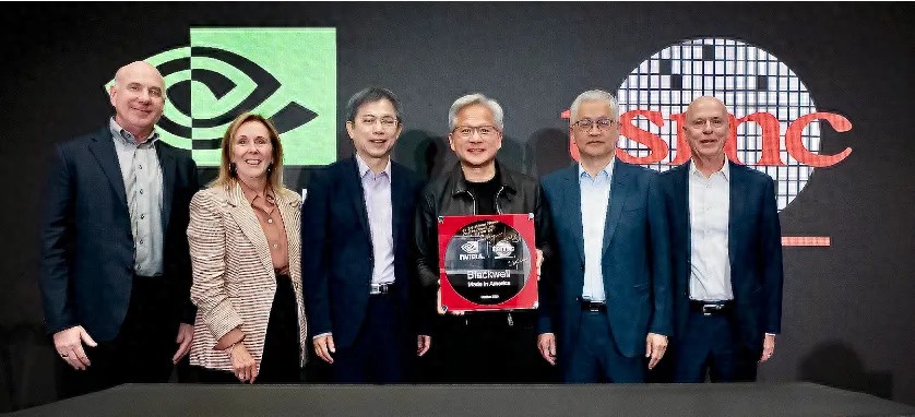 黃仁勛站臺，臺積電美工廠造出首片英偉達Blackwell晶圓