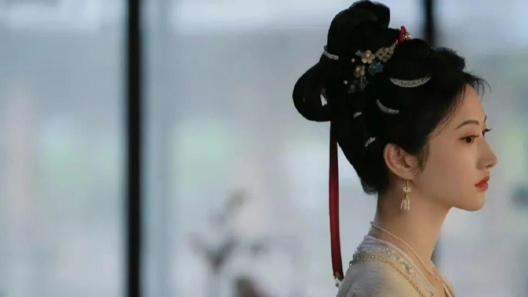 景甜变圆张若昀成纸片人，我们究竟在捧杀女演员的几斤几两？