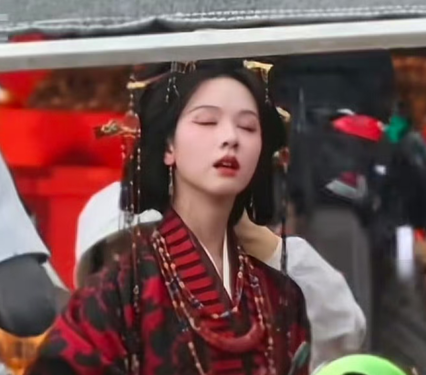 横店变“火焰山”?女明星裹貂裘拍戏热到灵魂出窍,网友:心疼又无奈?