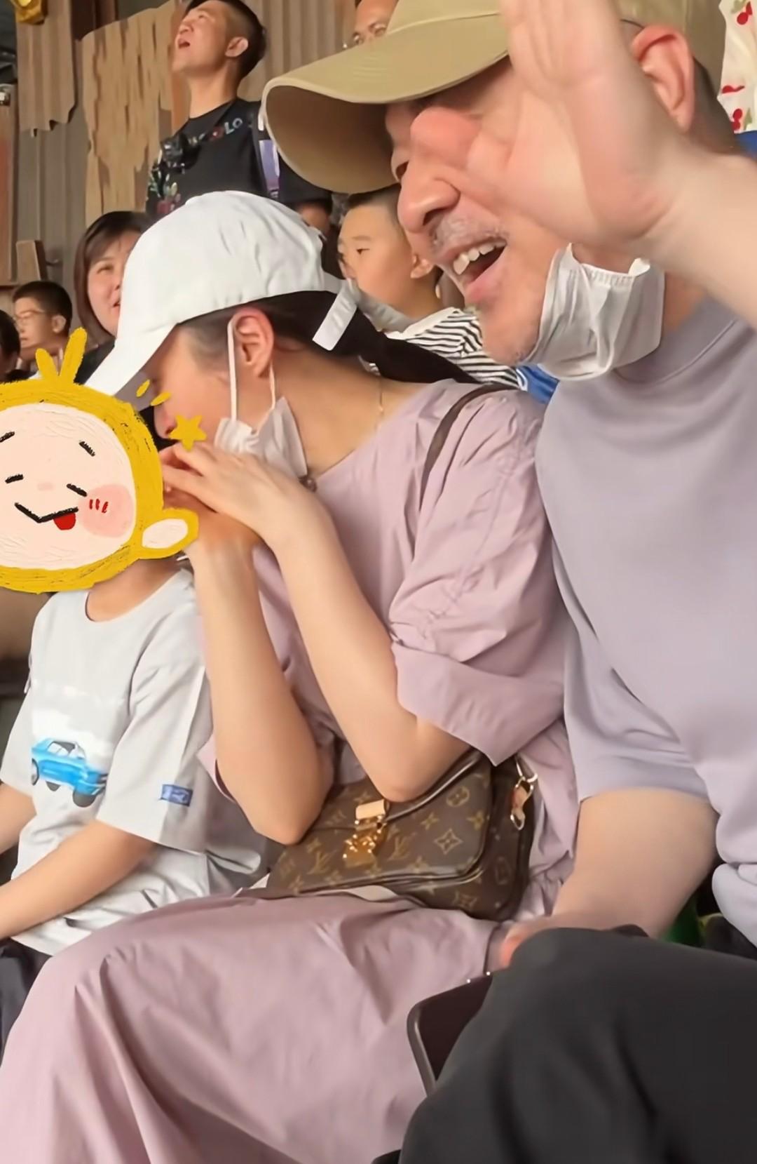 蒋勤勤一家出游,身上背2万LV包,陈建斌用小车推着7岁儿子乐开花