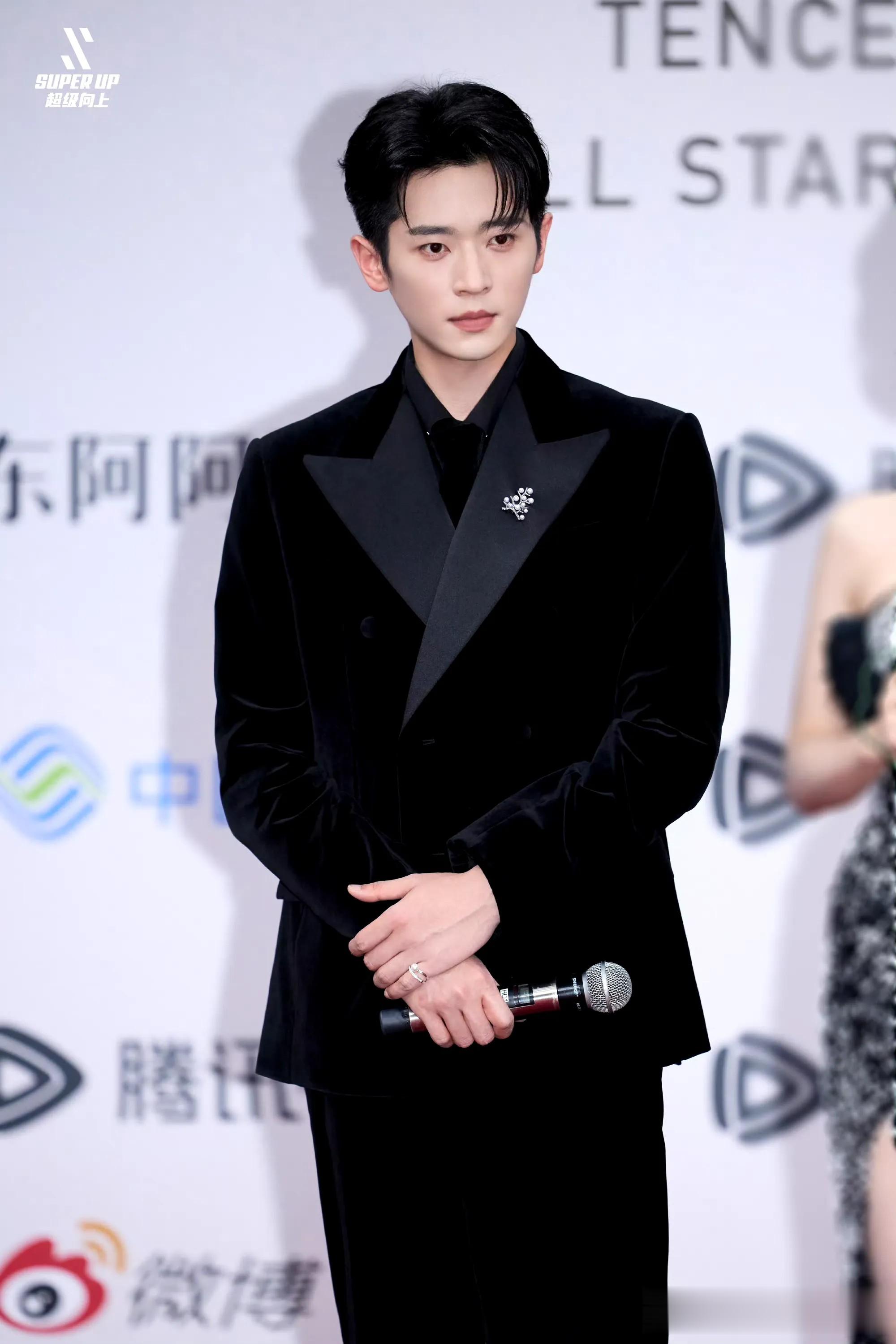 热搜第一爆,孟子义一摔封神出圈!反应最热心的是丁禹兮、丞磊