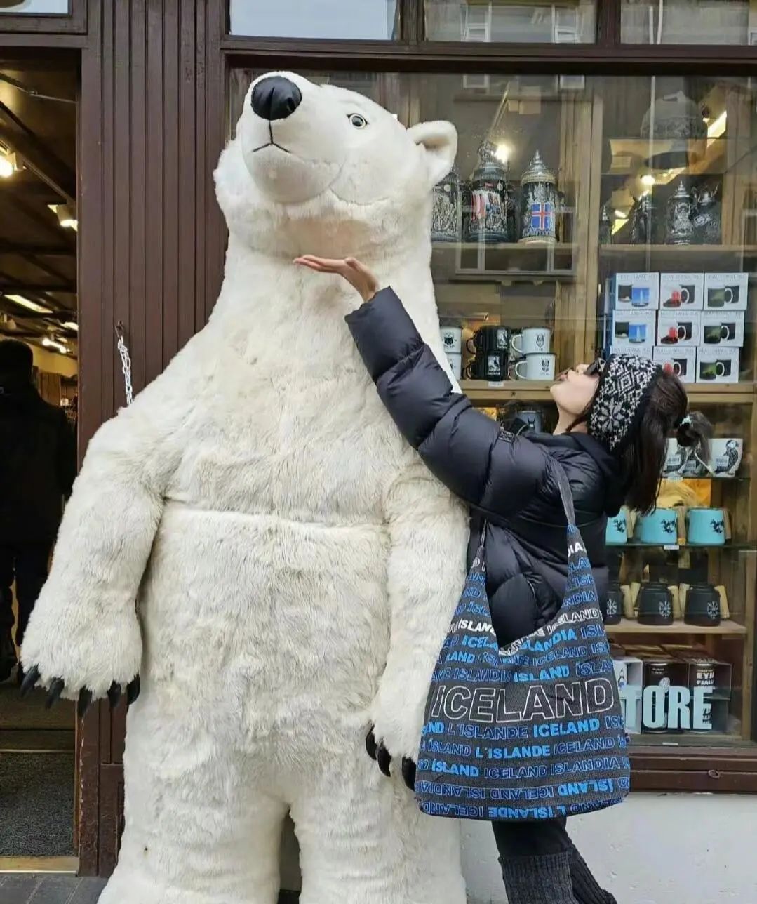 秦岚气质优雅，魅力十足