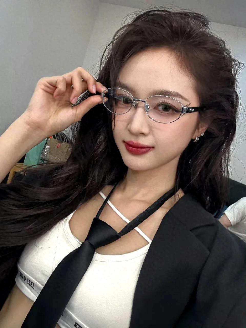 吴宣仪性感穿搭