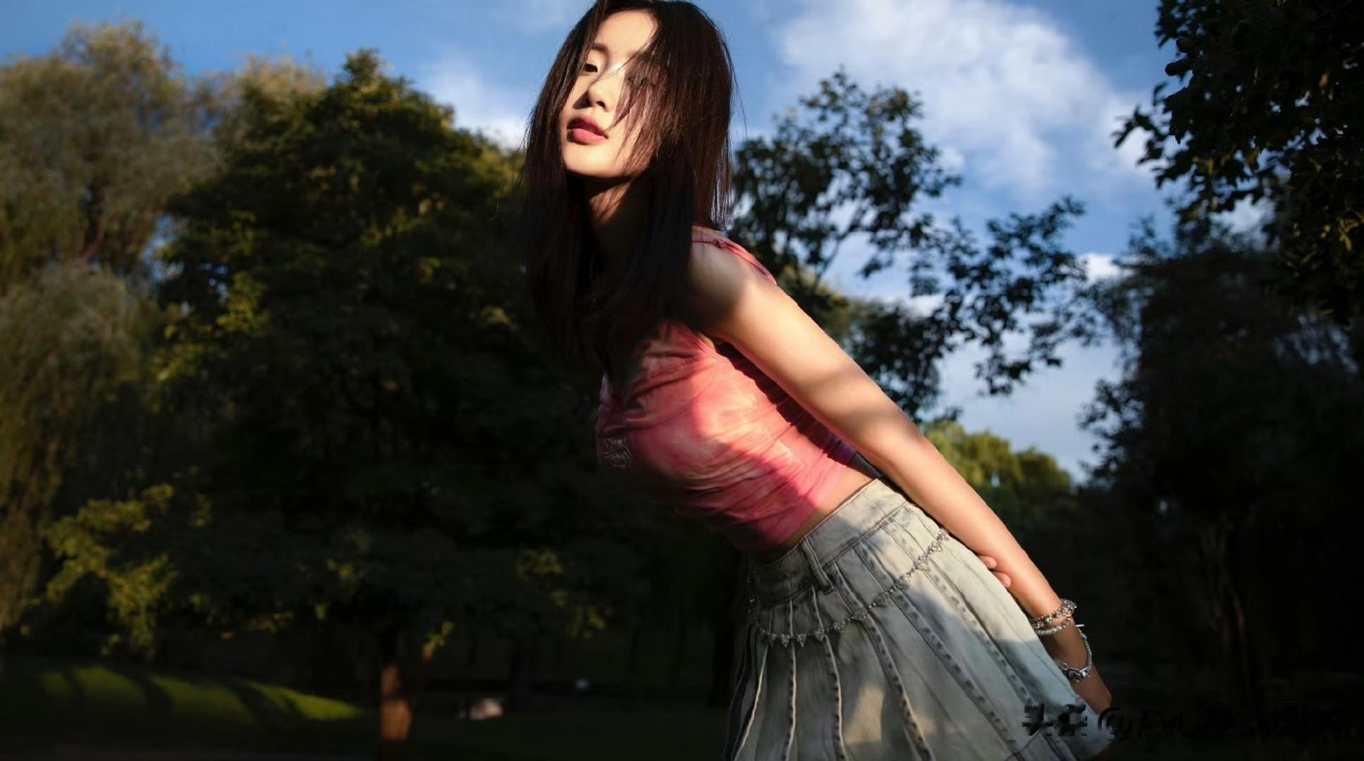 王梓薇,小白裙穿搭,大长腿好吸睛。