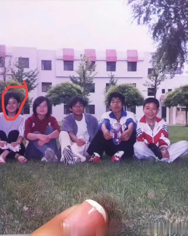 赵丽颖初中旧照曝光！被质疑整容、脸部变化太大！