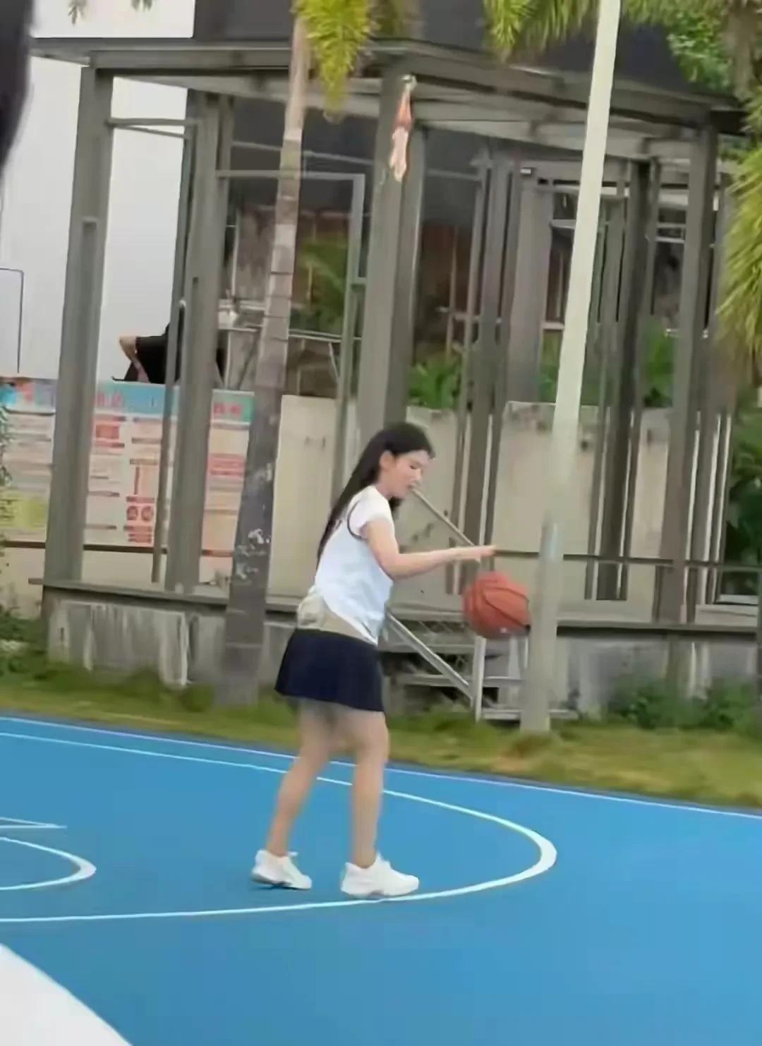 47岁刘涛打篮球，生图下颜值身材大揭秘，真的没有那么年轻漂亮