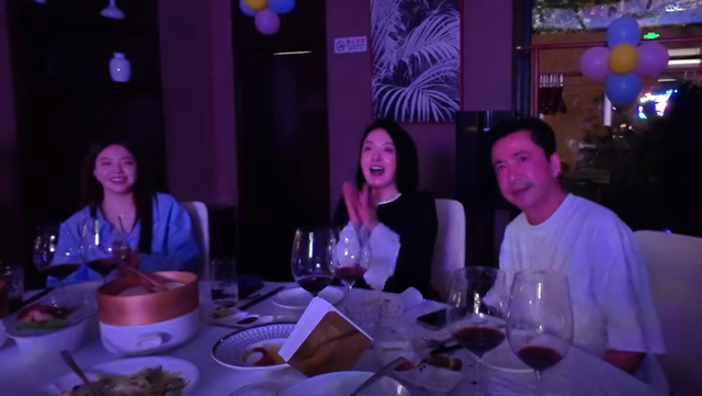 王中磊北京别墅为妻子庆生，午餐只有4个菜，威廉送花给妈妈好暖