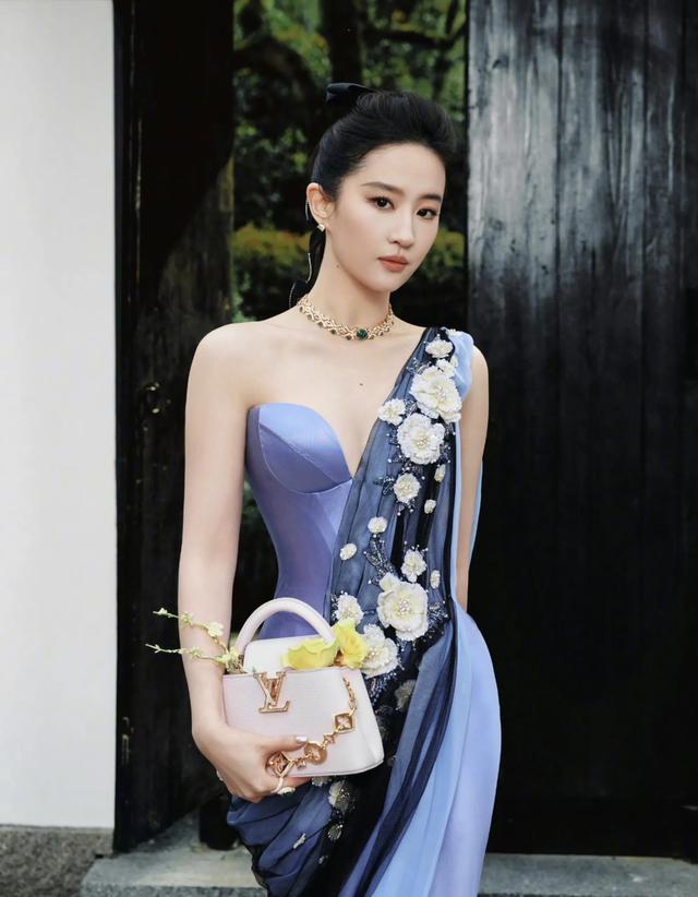 刘亦菲REDGALA红毯，蓝玫瑰礼裙美到词穷，仙女下凡不过如此