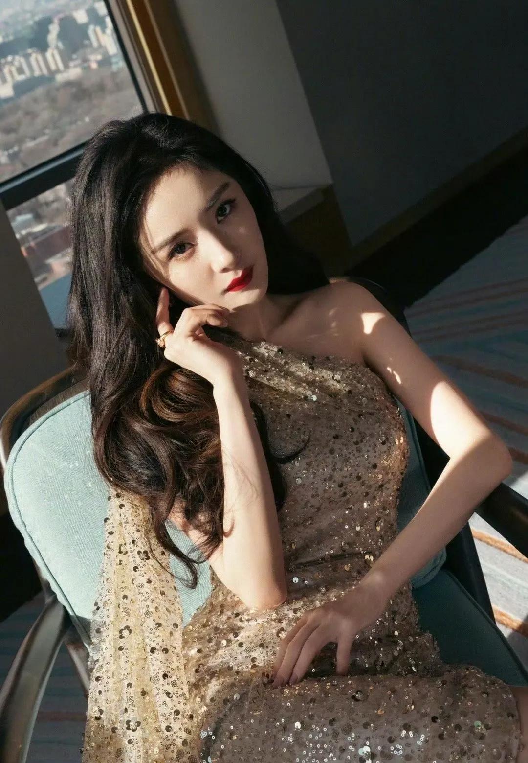 杨幂亮片长裙优雅知性