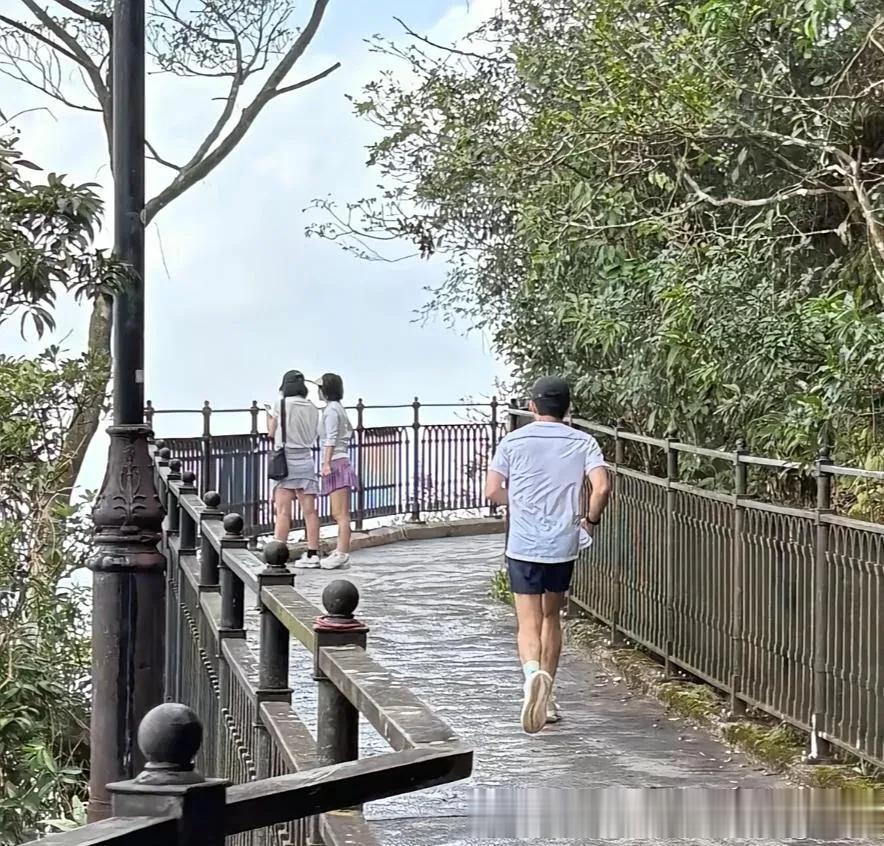 63岁梁朝伟在香港跑步被偶遇,皮肉虽然松弛了,但还是很有魅力