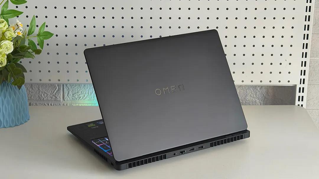 OMEN暗影精灵MAX评测 250W功耗释放的顶配游戏本！