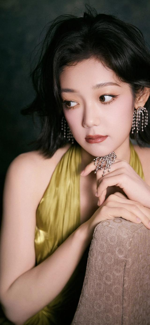 希林娜依高金色战袍深V美背壁纸，希林娜依高壁纸