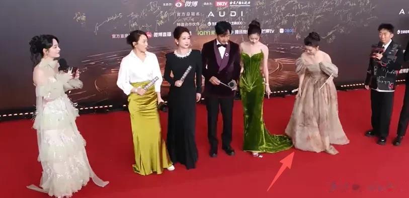 视界大会红毯尴尬瞬间！踩裙子、抢位置，太多人手忙脚乱出状况