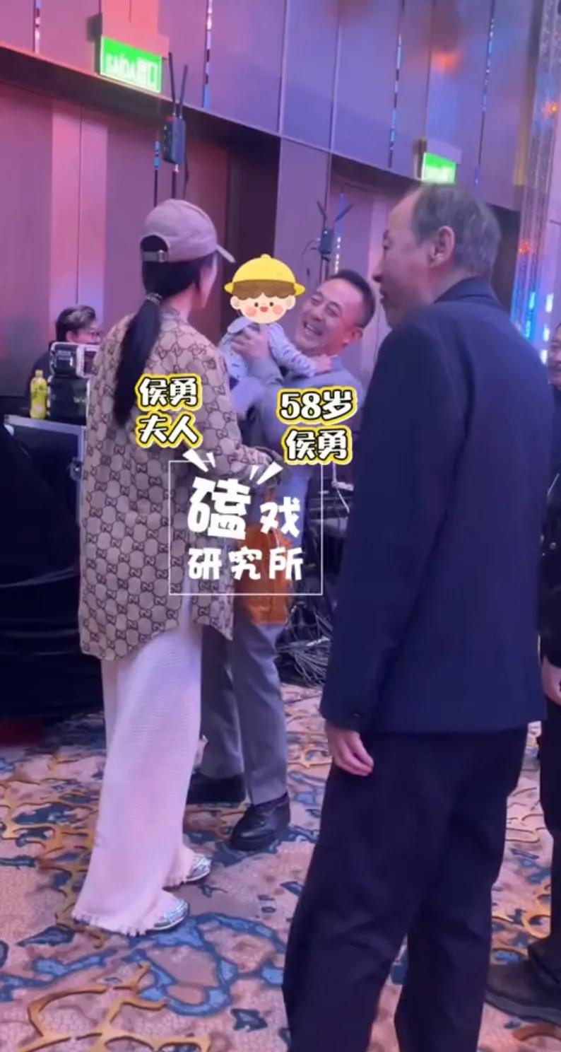 58岁侯勇抱着小儿子露面，三婚妻子穿一身Gucci，侯勇高调秀恩爱