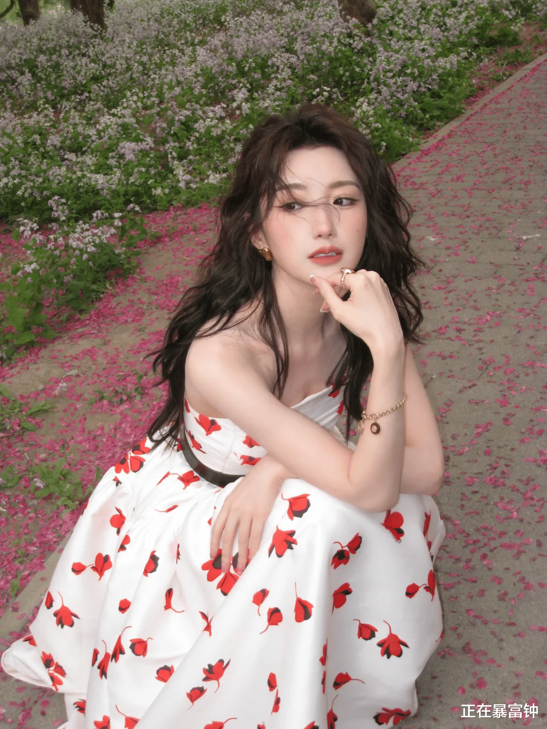 毛晓彤魅力暴击!海棠花映衬下,美得无可挑剔