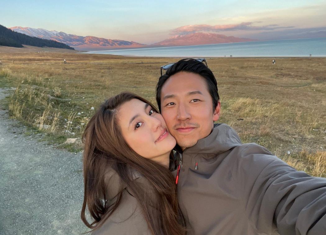 吴千语夫妻现身上海，面相富态大长腿吸睛，施伯雄秃头被嘲老嫂子