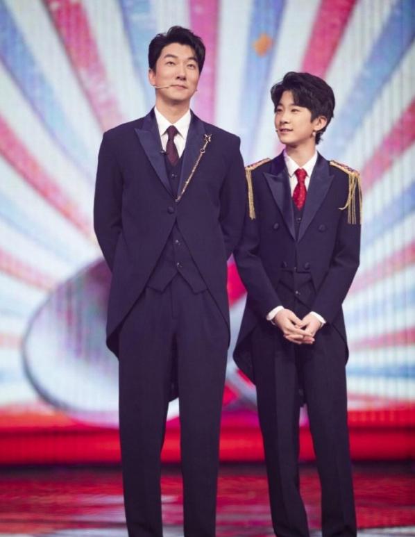 上梁不正下梁歪！张亮儿子被曝留学致女同学怀孕，曾关注“伪娘”