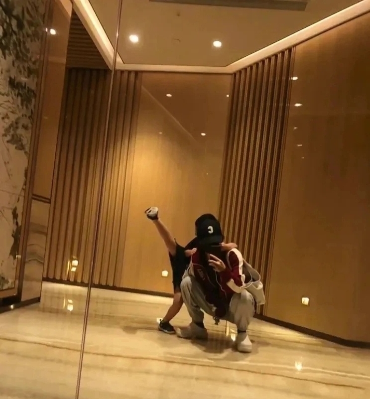 赵丽颖带儿子逛街，打扮土气肚子大，6岁想想活泼好动，画面温馨