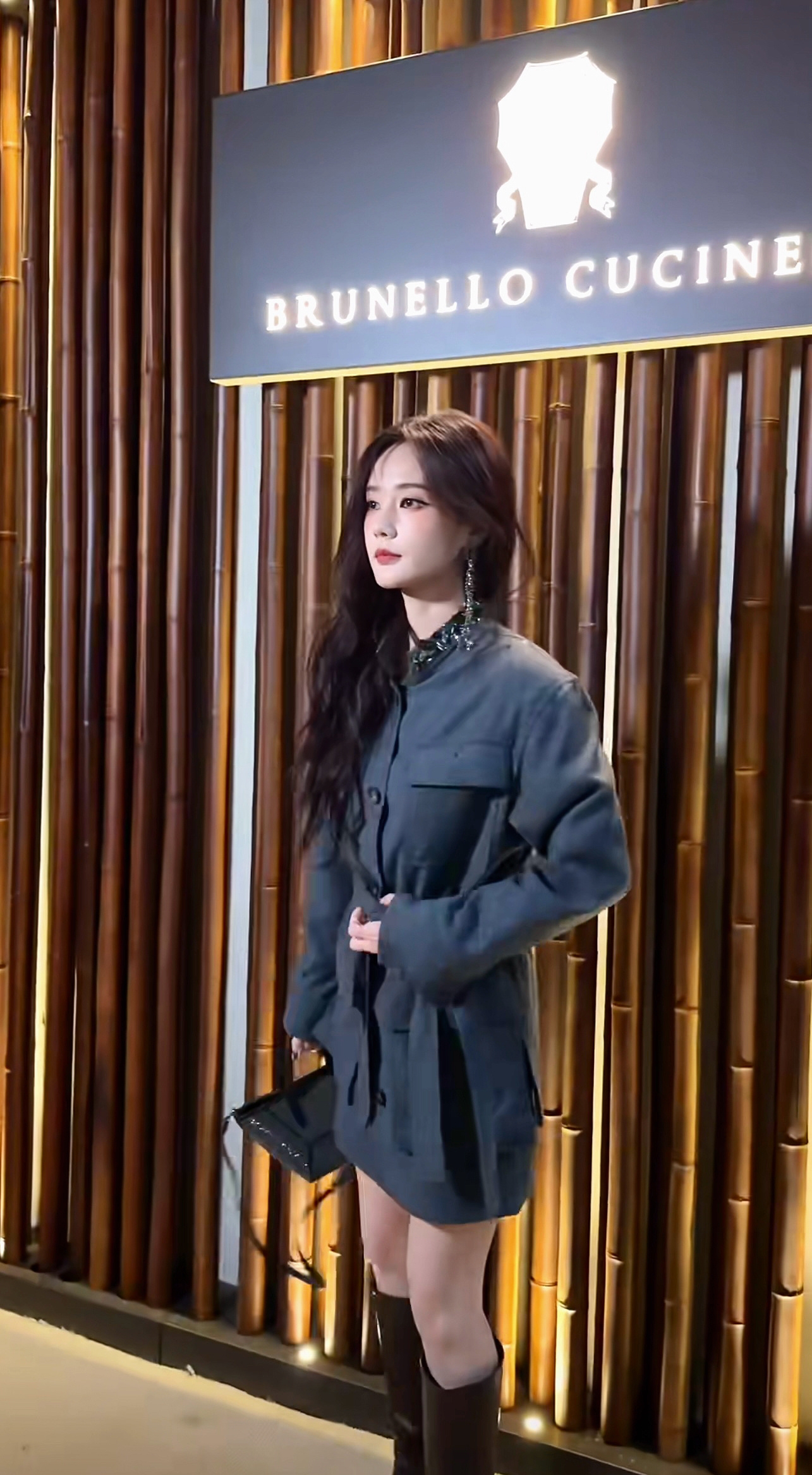 李一桐米兰看秀路透,灰色毛呢套装搭配长靴好飒爽,气质越来越好