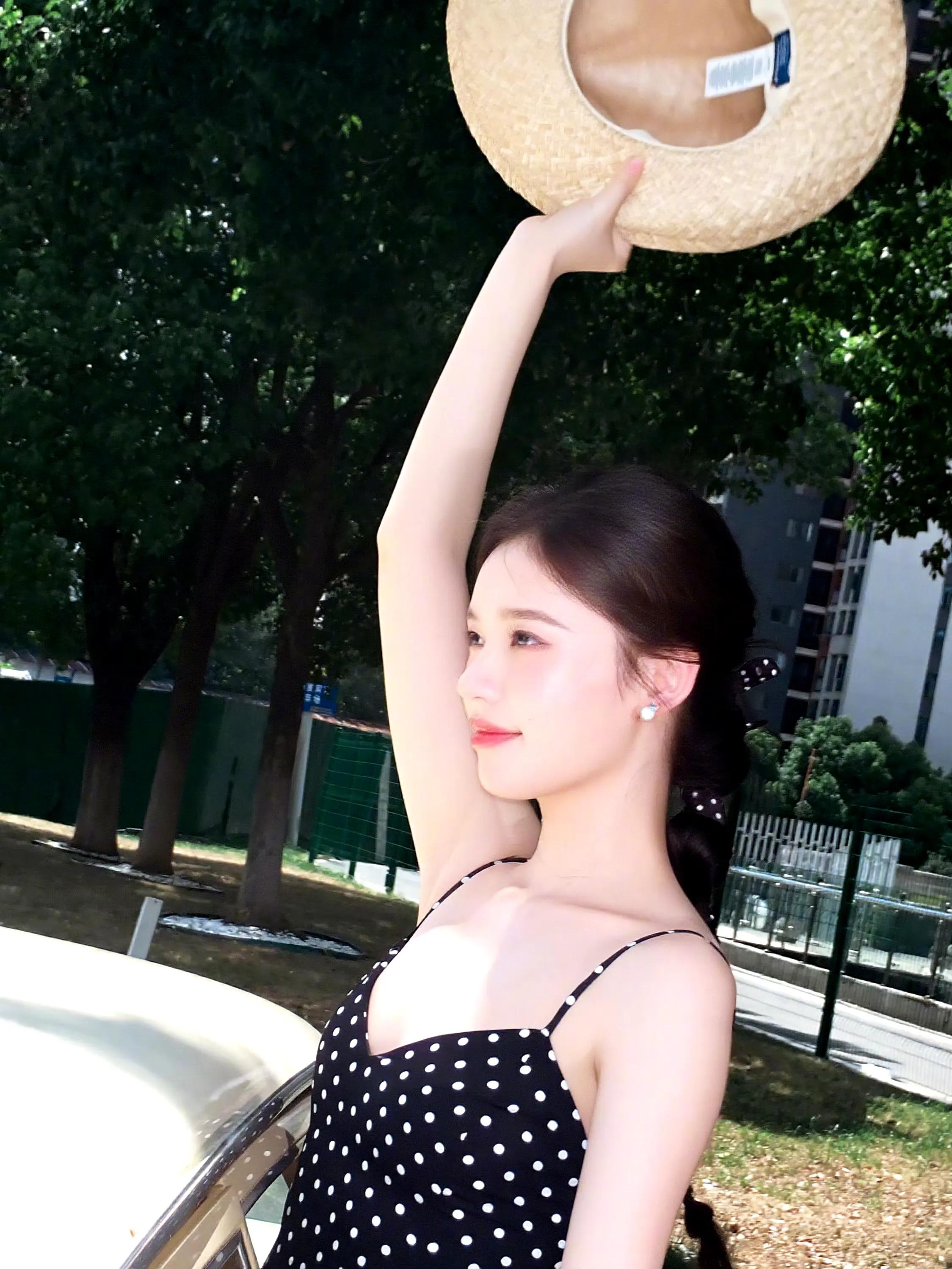 林允性感吊带裙