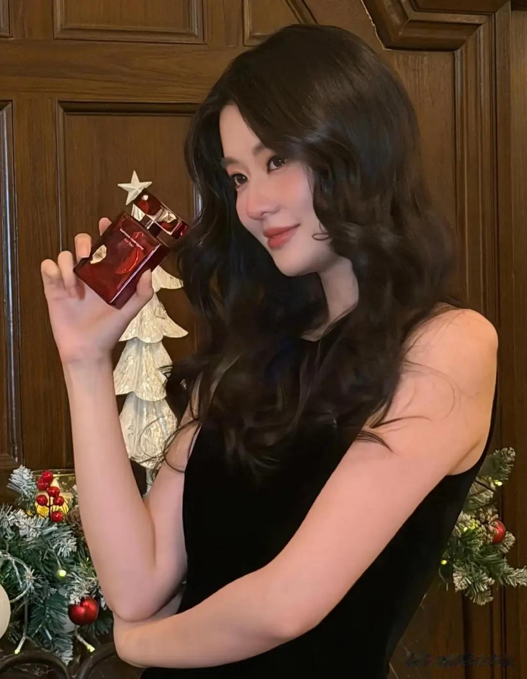 乔欣晒圣诞节美照，穿绿色毛呢套裙背红色包包，身材高挑气质好美