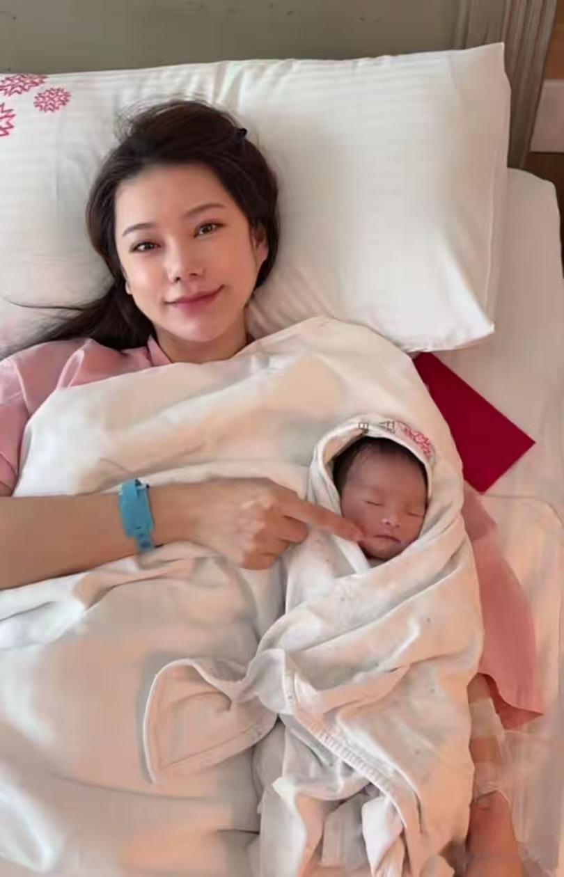 汪小菲晒儿子正脸照！五官好精致，好像汪小菲，汪大爷抱了一夜