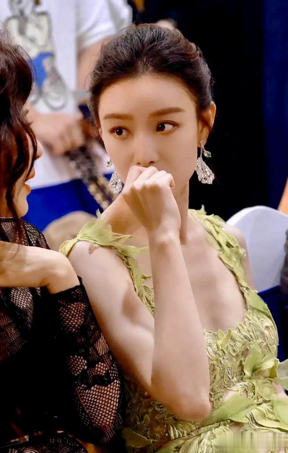 娱乐明星倪妮，宛如从光影画卷中走来的绝世佳人。