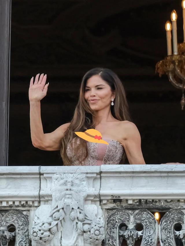 桑切斯贝佐斯婚礼第三天，他俩牵手出街，她换上纪梵希去婚礼派对