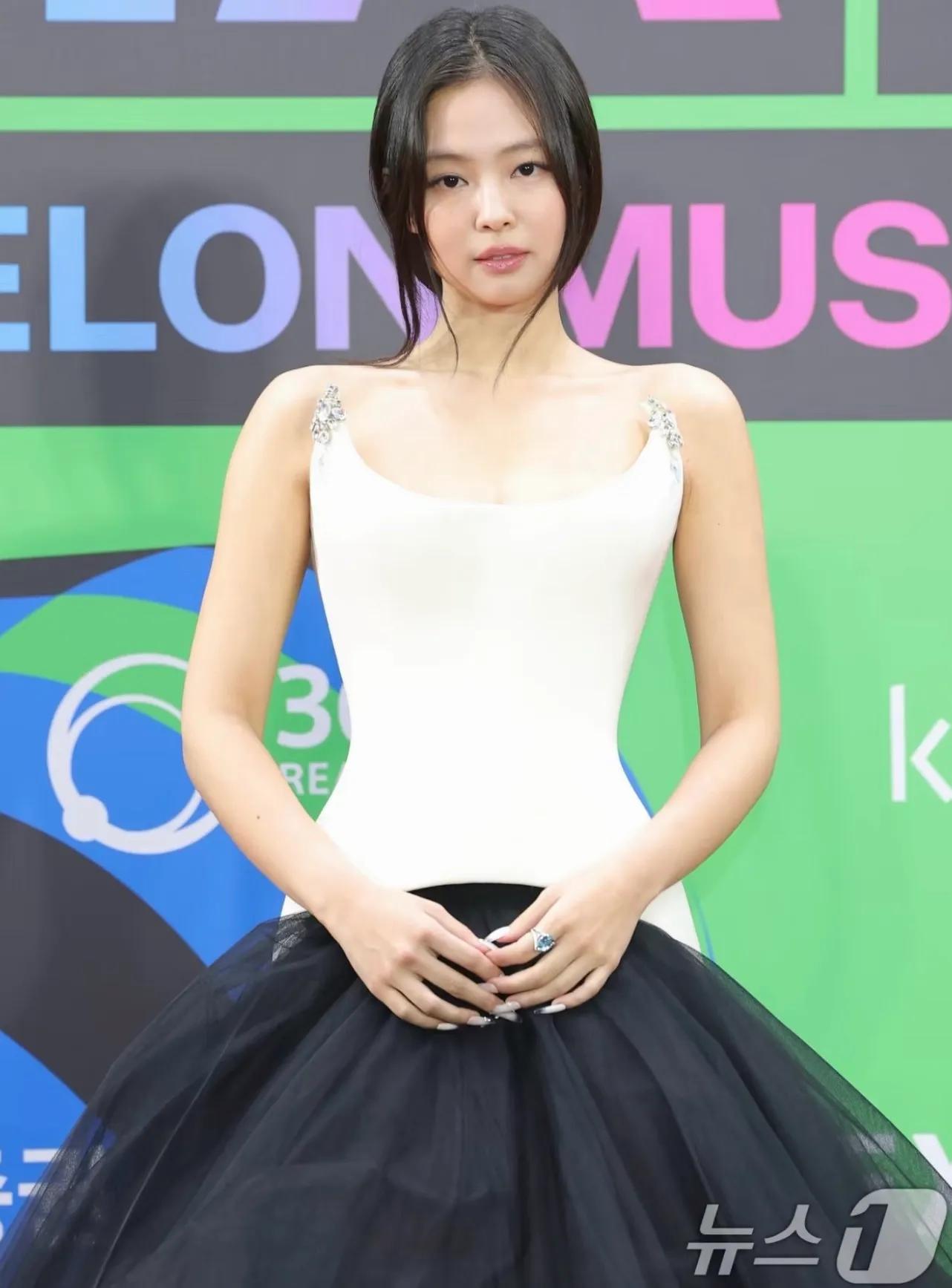 Jennie妈妈真实颜值曝光，难怪她从不公开合照，这状态太惊人