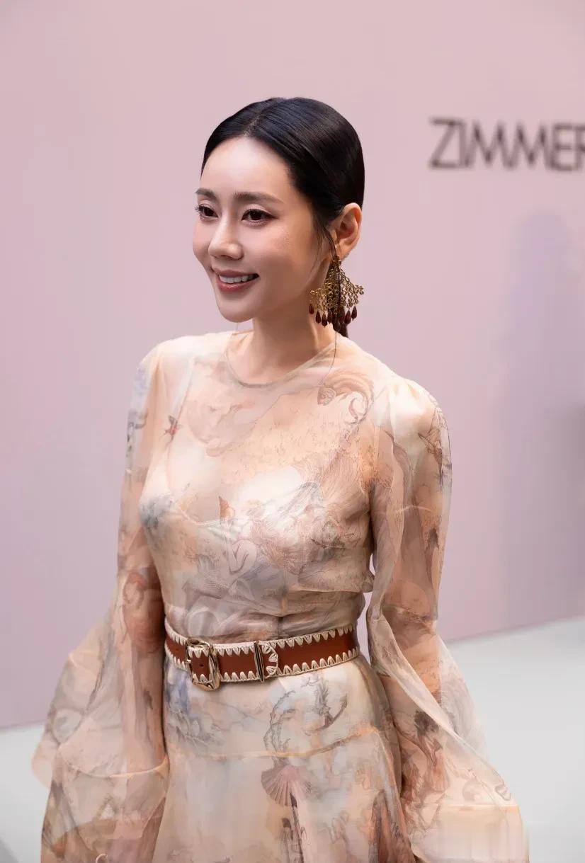 秋瓷炫巴黎时装周压轴登场，透视纱裙配腰封美到窒息，生图绝了！