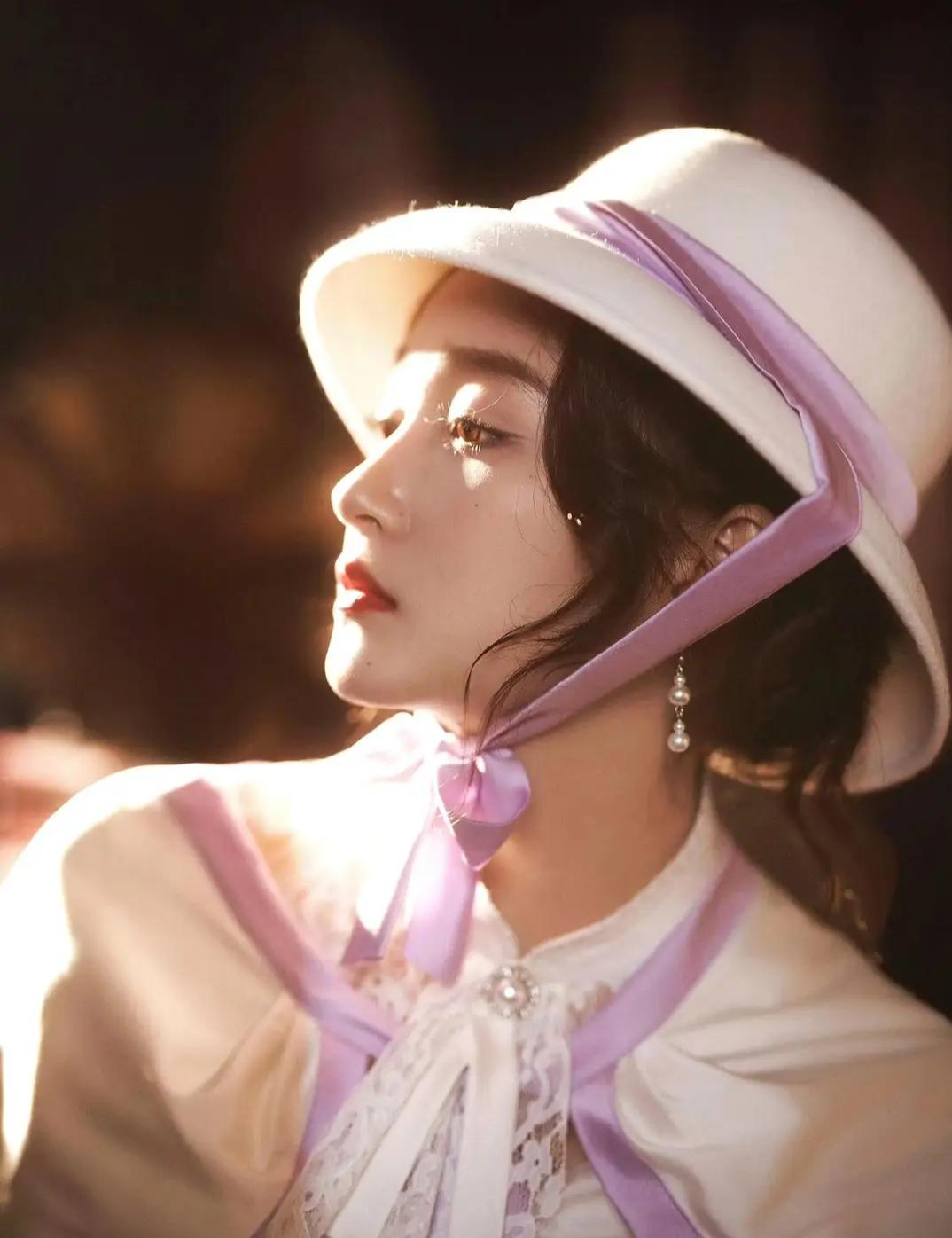 关晓彤双11红毯惊艳亮相,白色洋装配圆顶礼帽复古千金风绝美出圈