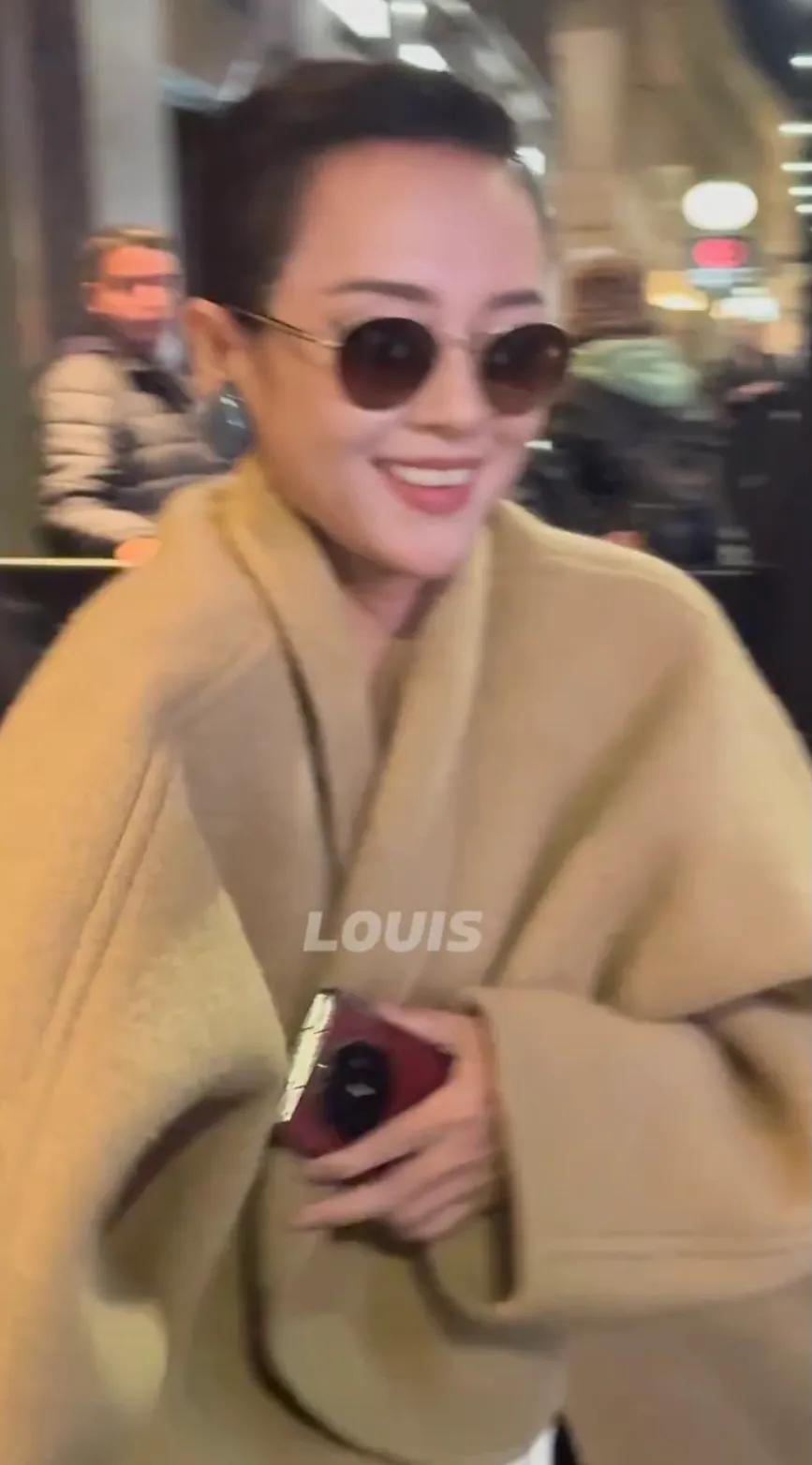 章子怡重返米兰时装周,一身蓝色阿玛尼很贵气,和胡歌坐一起养眼