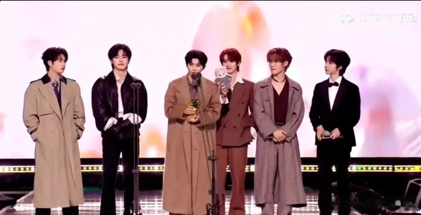 笑晕了！2025星光大赏名场面，时代峰峻一晚上倒闭了三次