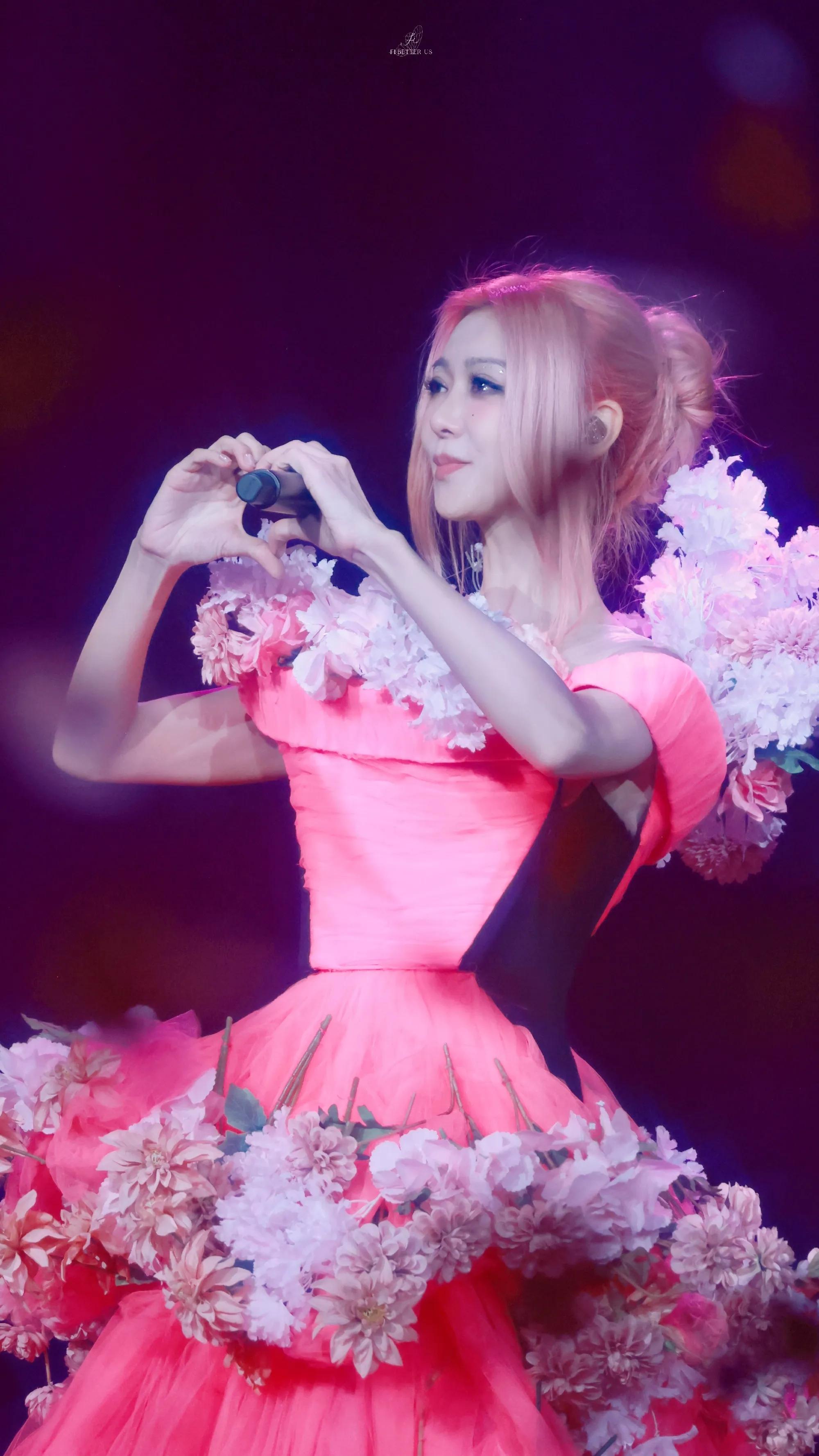 薛凯琪演唱会又放飞自我了，真会穿啊我的姐，迷死人