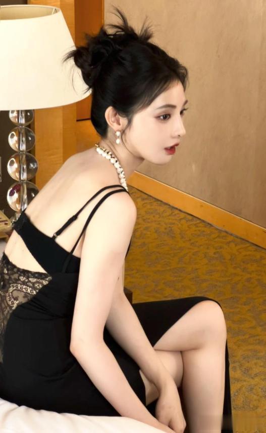 彭小苒抹胸吊带裙穿搭，好生精致。