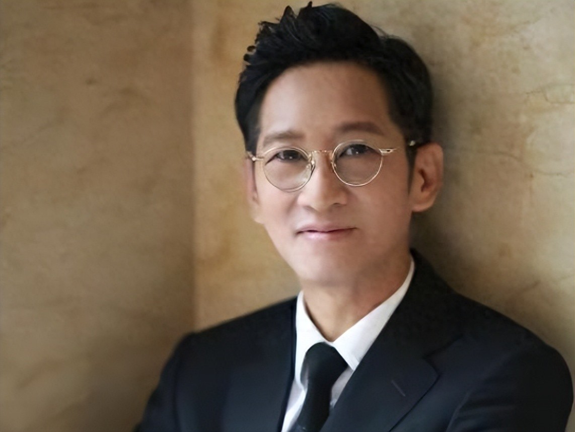 国家一级演员王劲松,一生无儿无女无绯闻,如今57岁熬成老戏骨