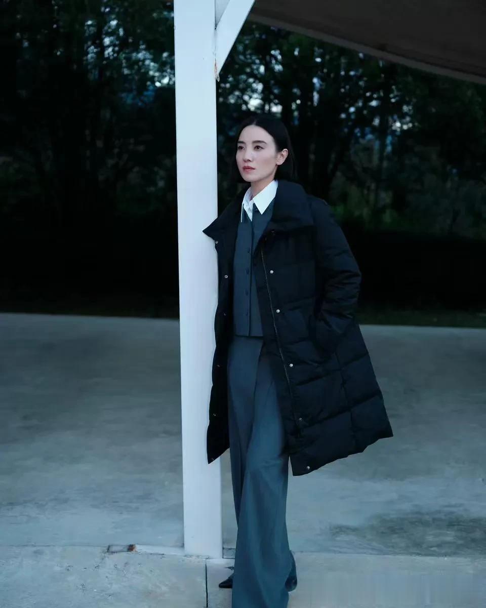 宋佳剪了短发真时髦！黑色羽绒服+灰色马甲+拖地裤，高级又大气